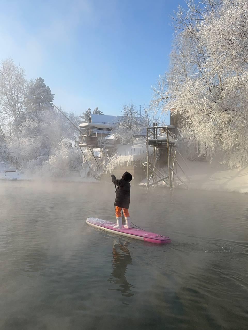 Фото Новосибирцы устроили массовый заплыв на сапах в мороз –26 градусов: 20 леденящих кадров 5